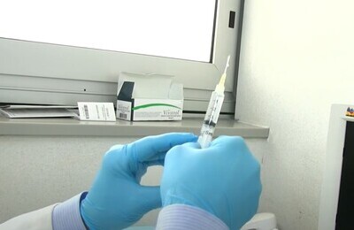 Проведение кодирования Вивитролом в Краснотурьинске Шприц с Вивитролом в руках у врача